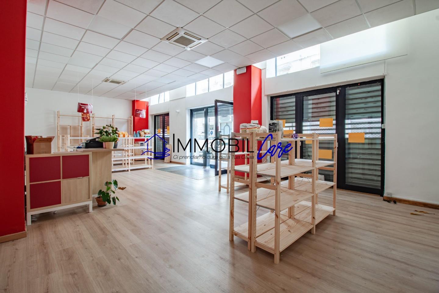 Immagine 7 di Locale commerciale in vendita  a Livorno