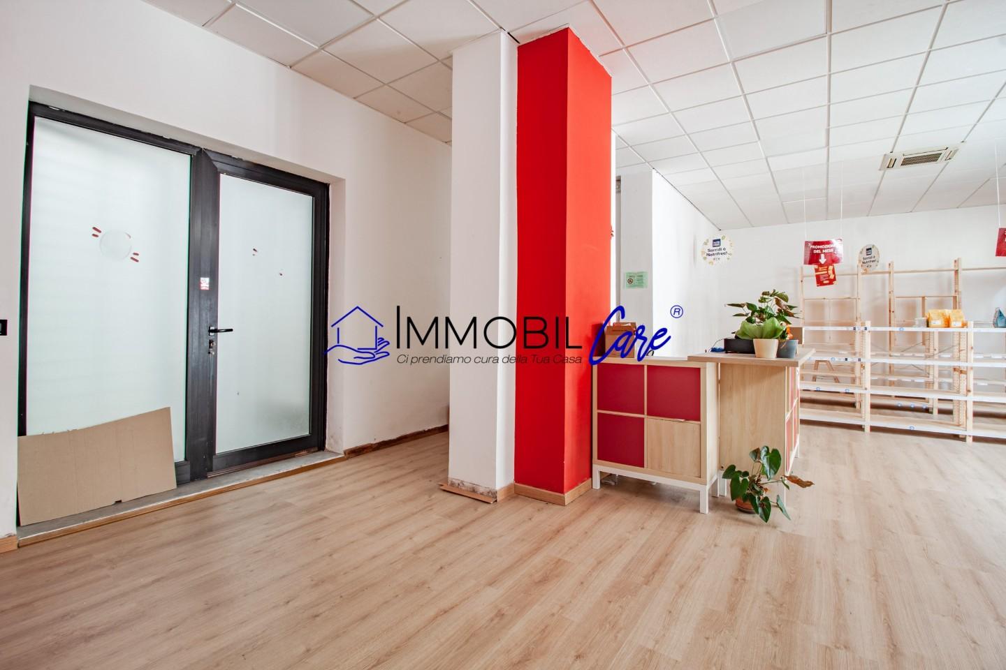 Immagine 6 di Locale commerciale in vendita  a Livorno