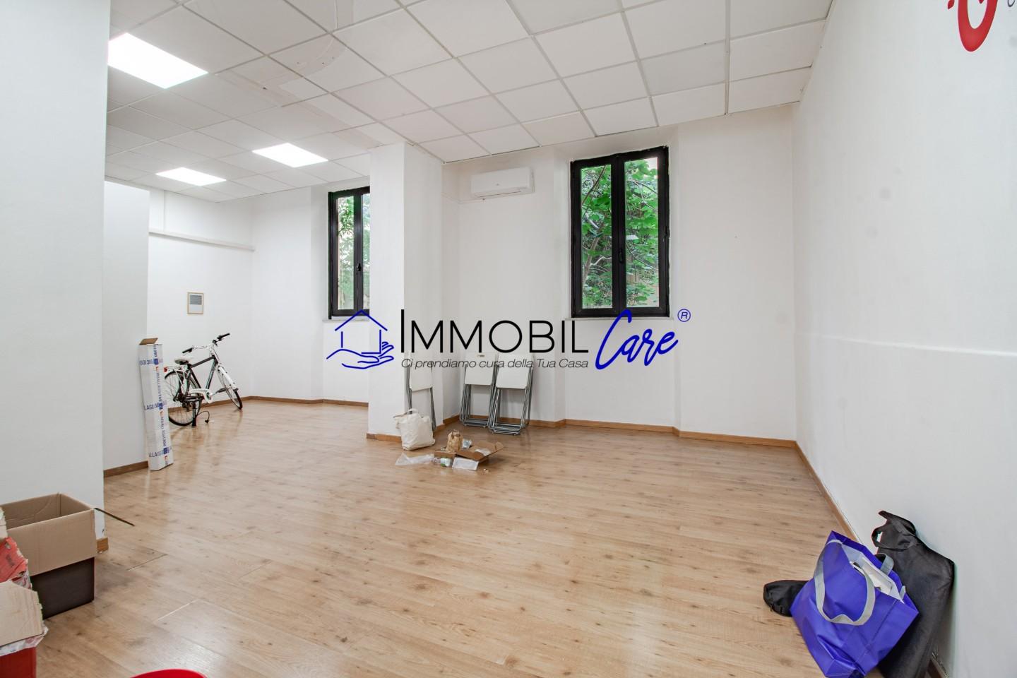 Immagine 10 di Locale commerciale in vendita  a Livorno