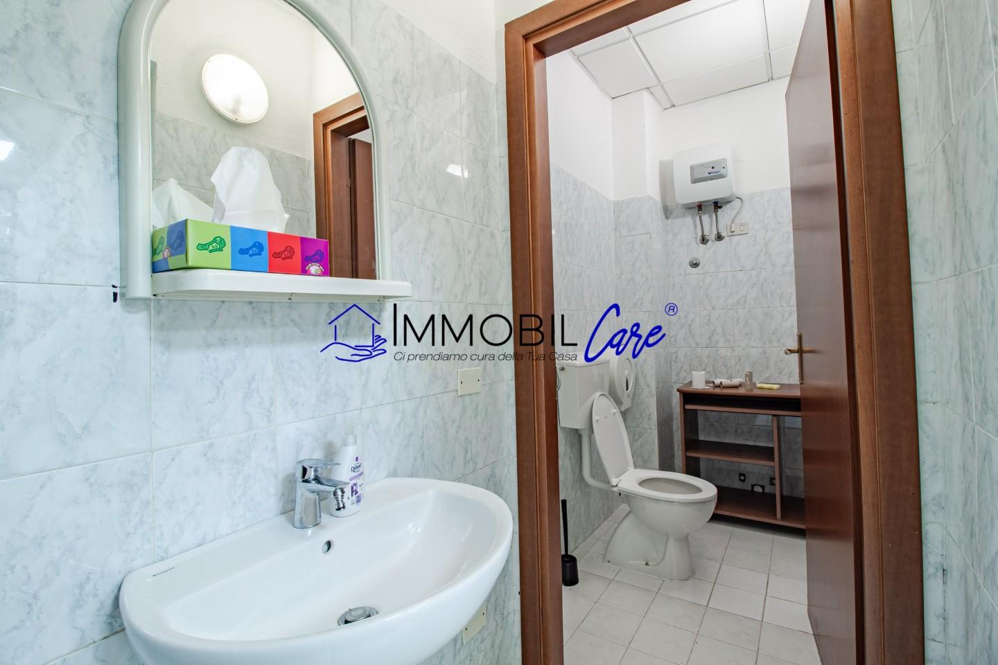 Immagine 17 di Locale commerciale in vendita  a Livorno