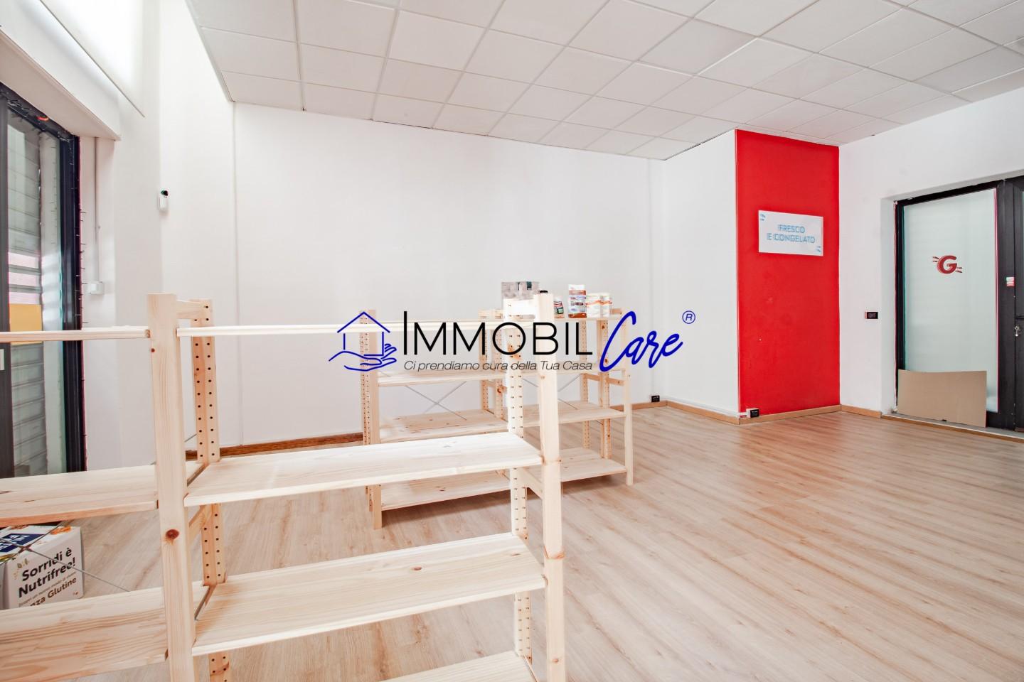 Immagine 2 di Locale commerciale in vendita  a Livorno