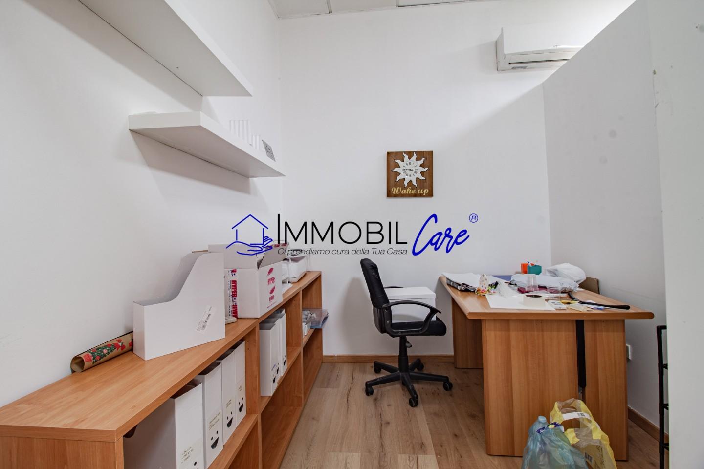 Immagine 13 di Locale commerciale in vendita  a Livorno