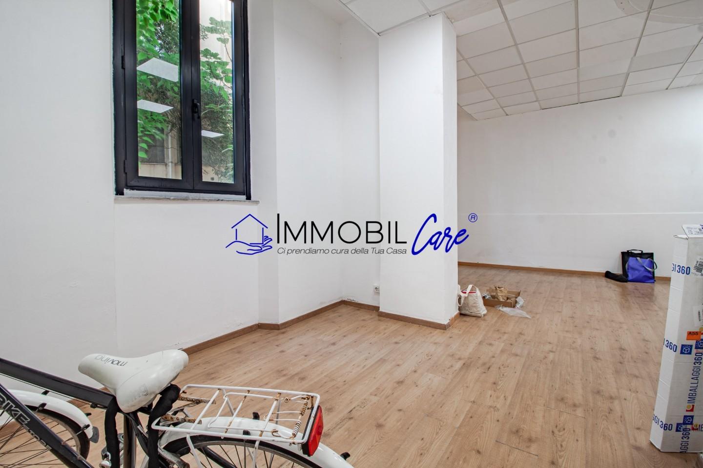 Immagine 15 di Locale commerciale in vendita  a Livorno