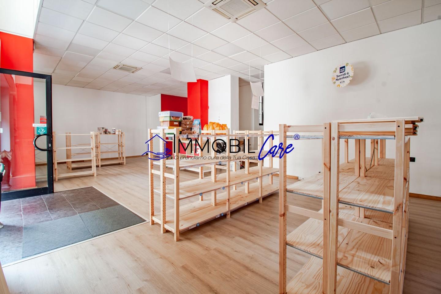 Immagine 3 di Locale commerciale in vendita  a Livorno