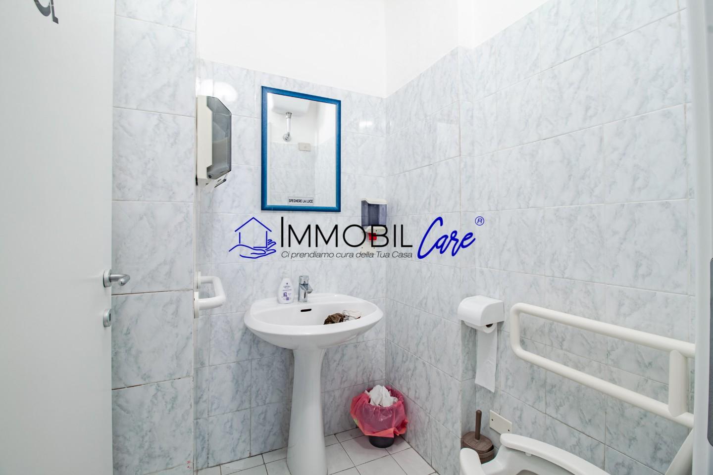 Immagine 16 di Locale commerciale in vendita  a Livorno