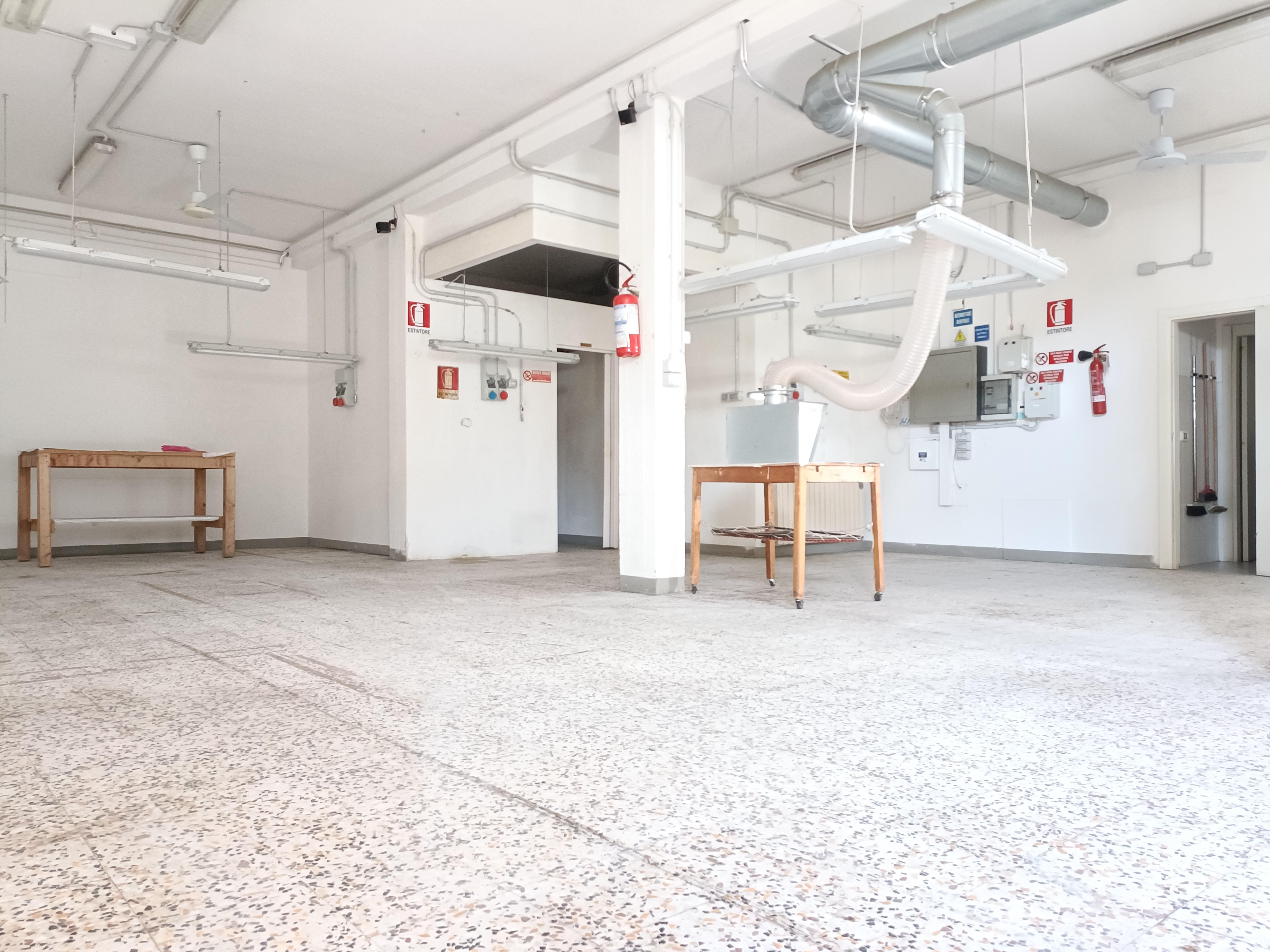 Immagine 1 di Attività artigianale in affitto  a Vinci