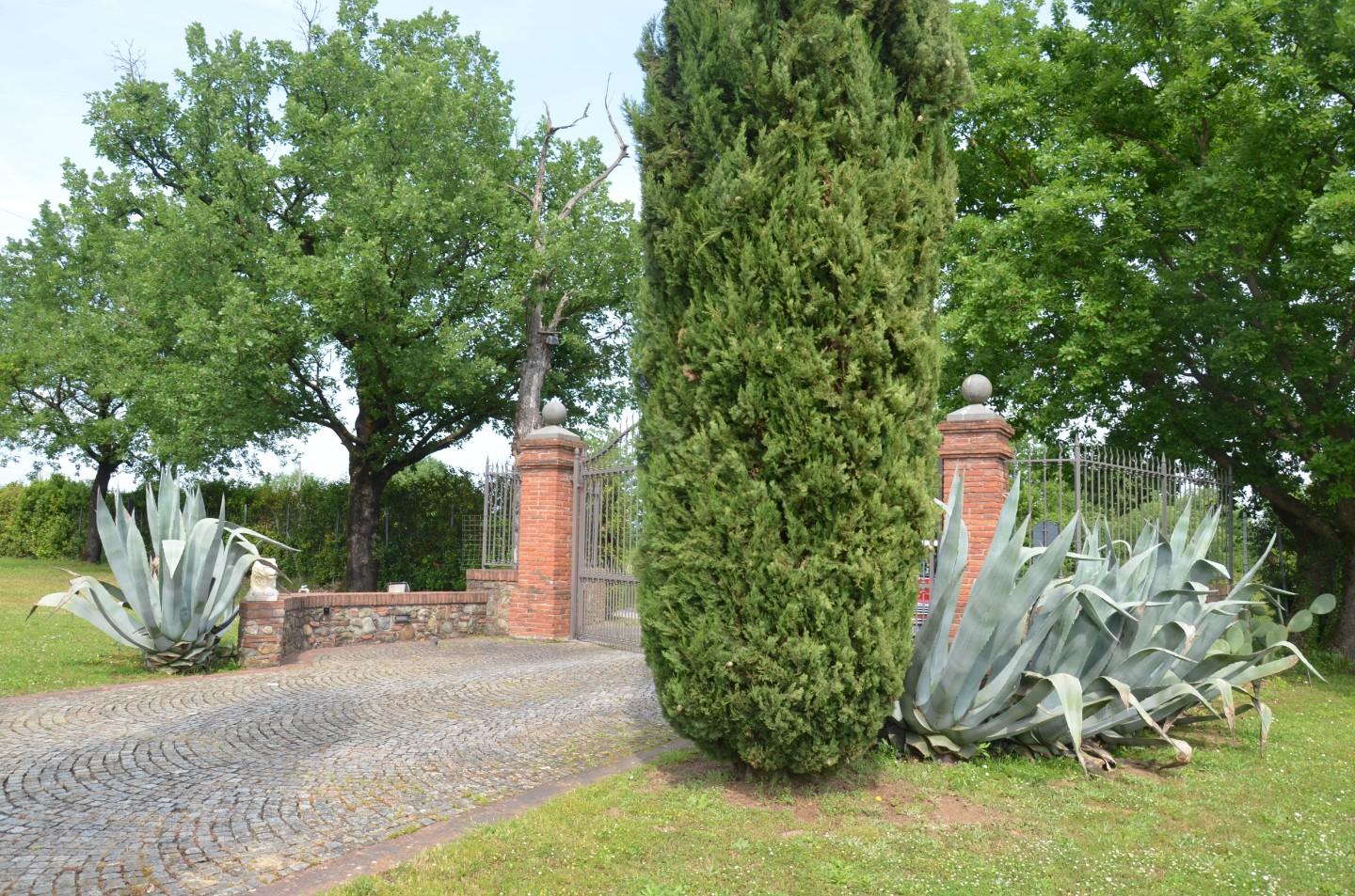 Immagine 8 di Rustico / casale in vendita  a Lucca