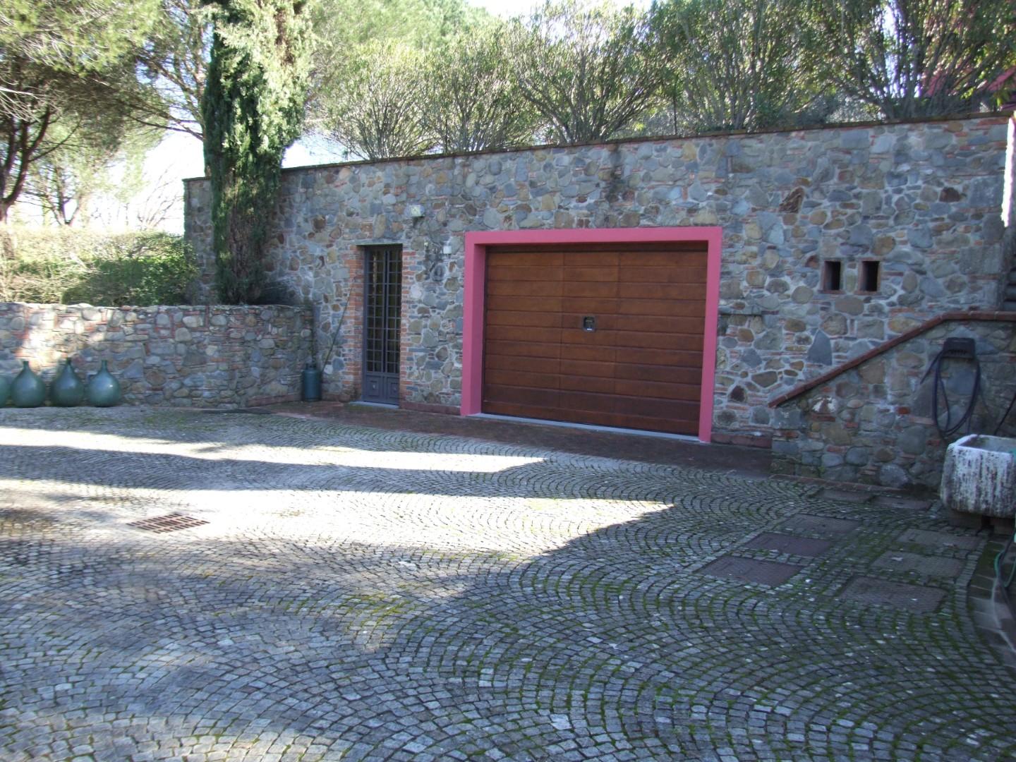 Immagine 10 di Rustico / casale in vendita  a Lucca