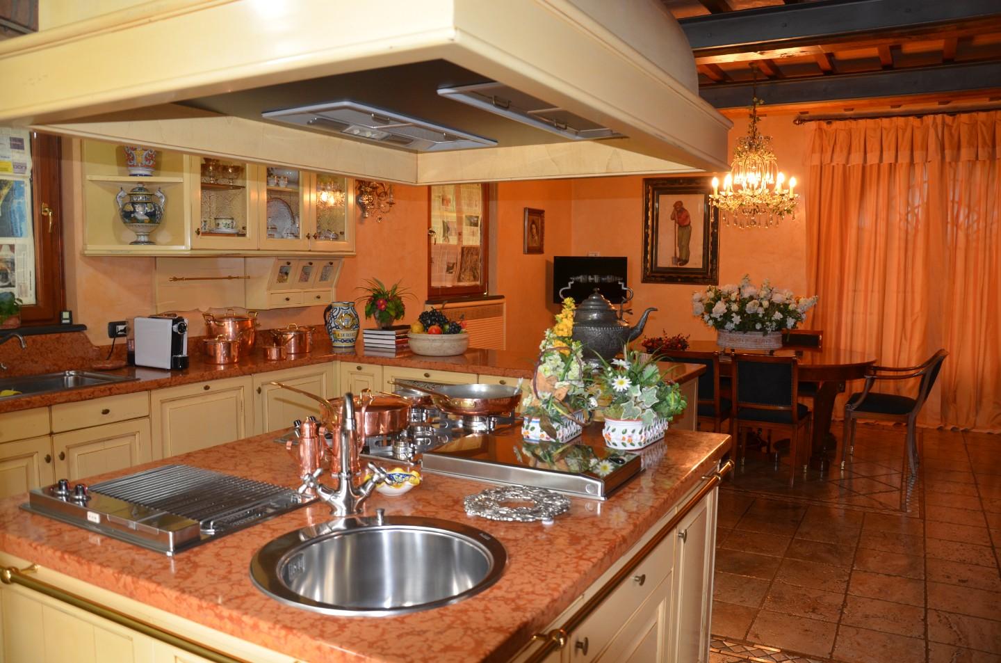 Immagine 14 di Rustico / casale in vendita  a Lucca