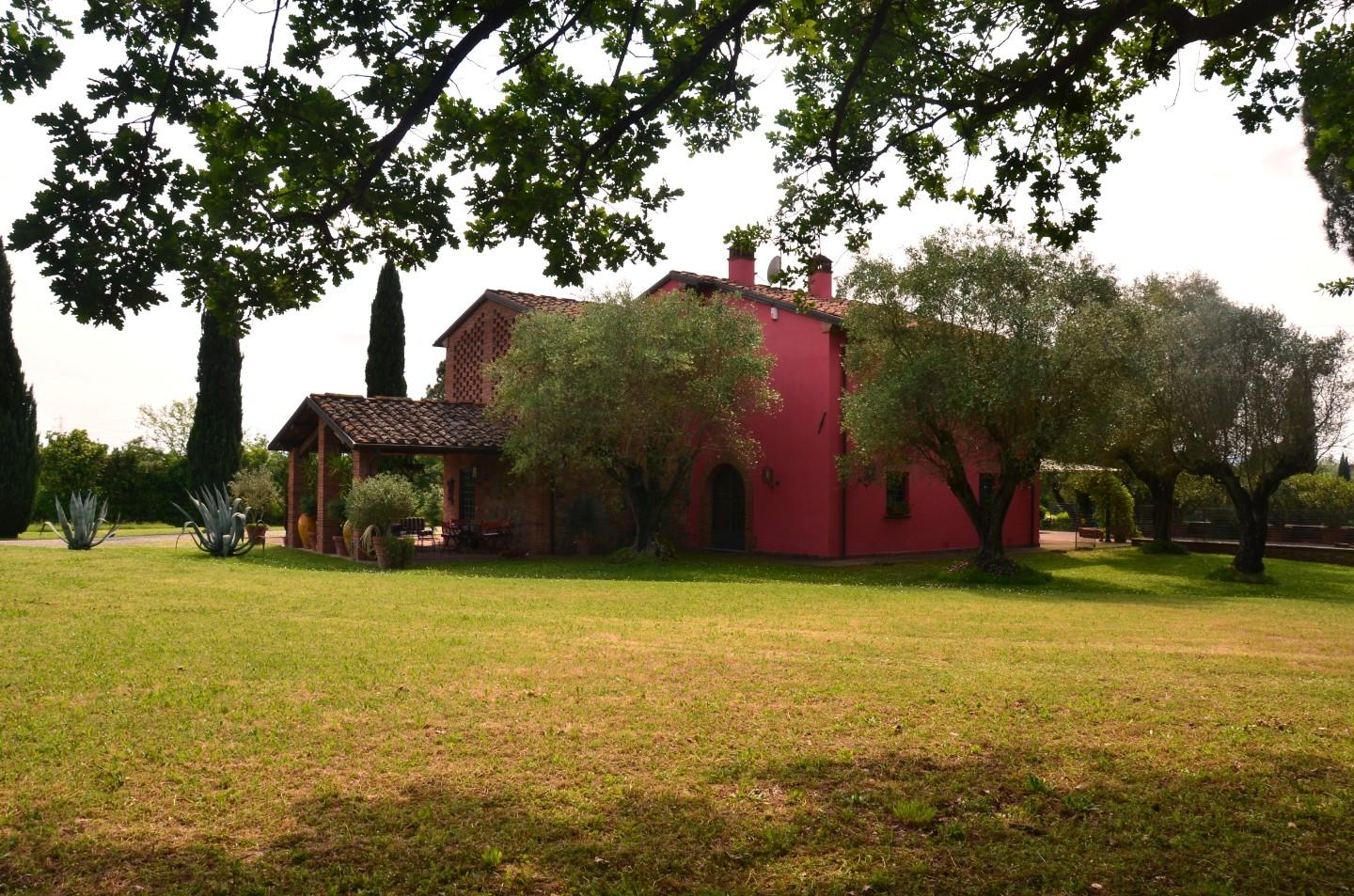 Immagine 1 di Rustico / casale in vendita  a Lucca