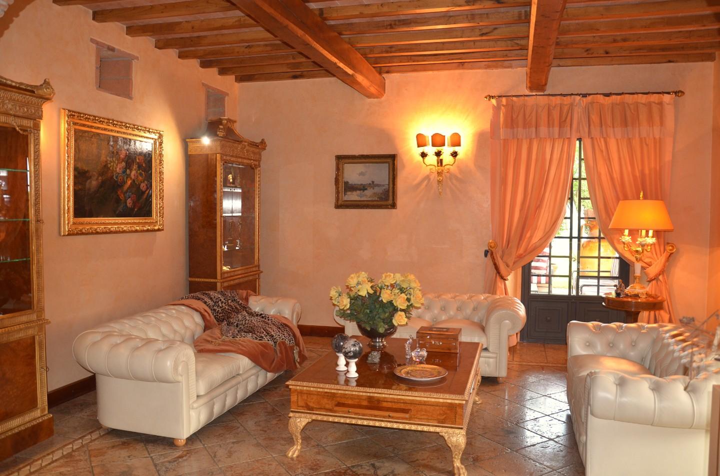 Immagine 19 di Rustico / casale in vendita  a Lucca