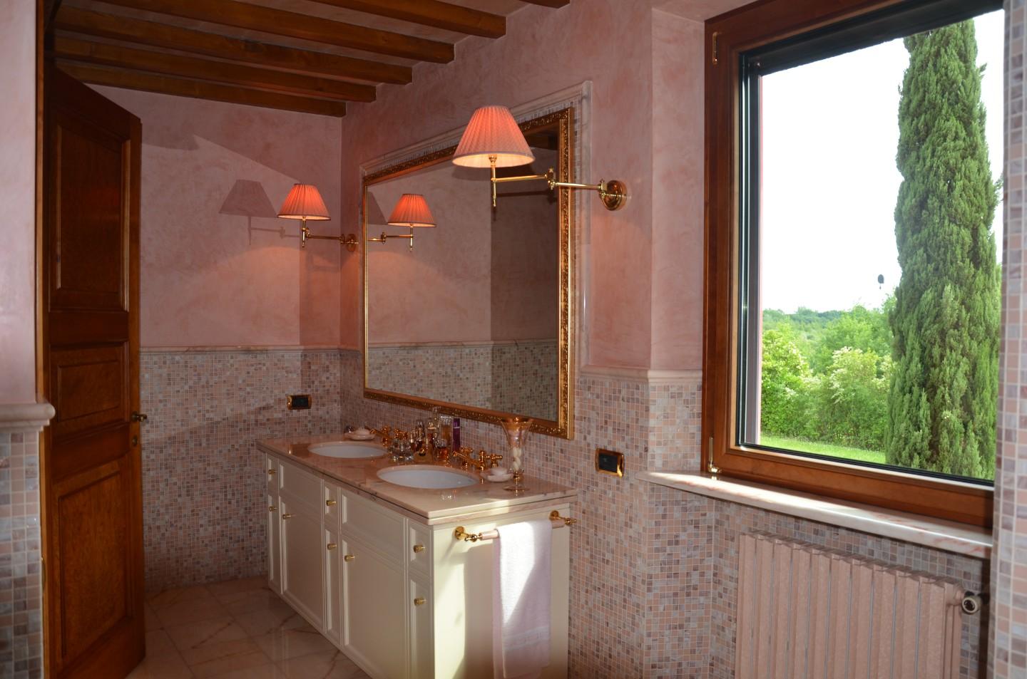 Immagine 22 di Rustico / casale in vendita  a Lucca