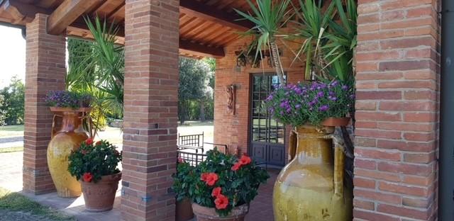 Immagine 4 di Rustico / casale in vendita  a Lucca