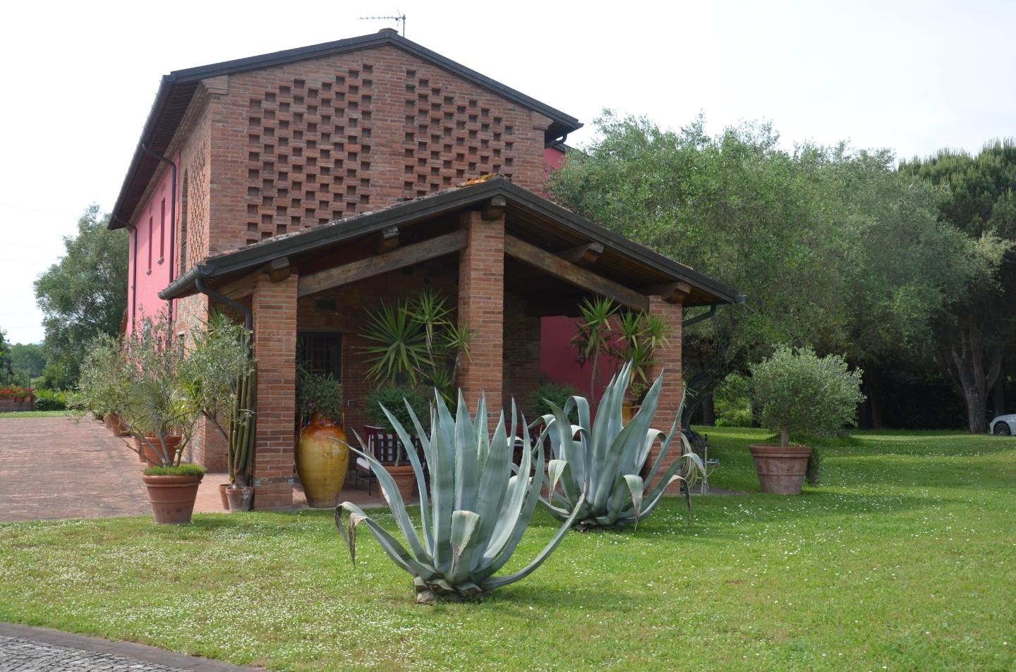 Immagine 2 di Rustico / casale in vendita  a Lucca