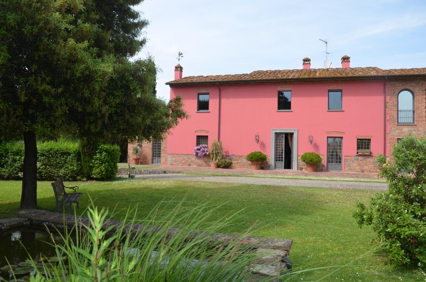 Immagine 3 di Rustico / casale in vendita  a Lucca