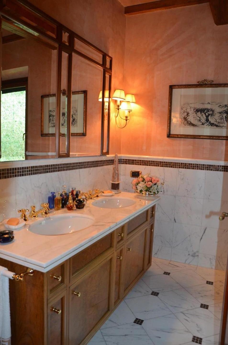 Immagine 24 di Rustico / casale in vendita  a Lucca