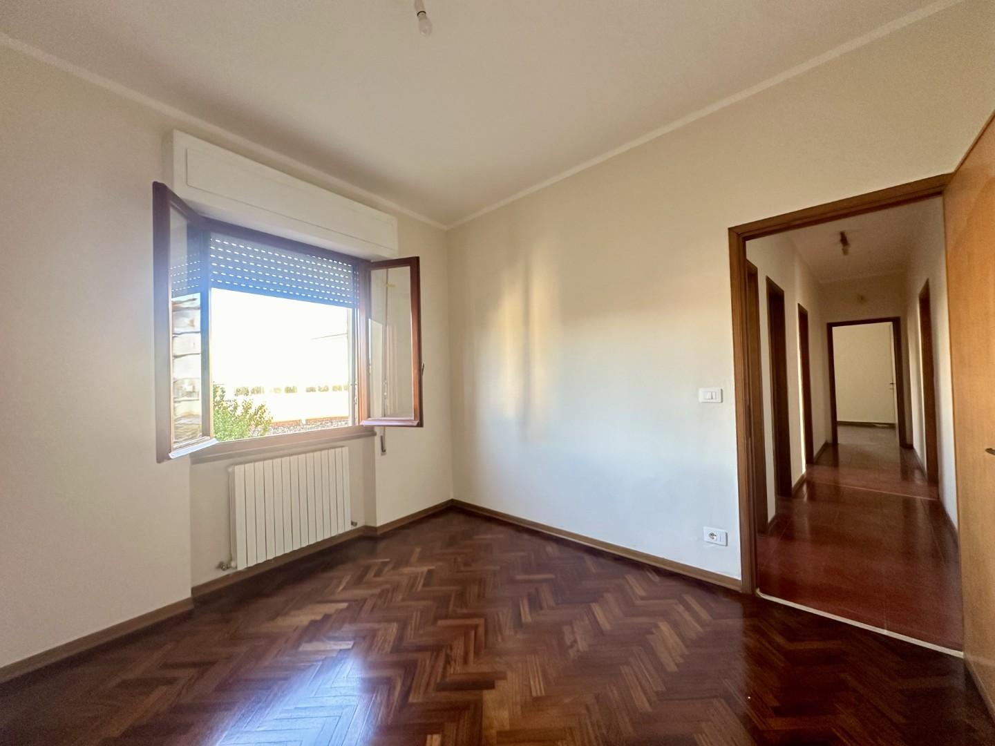 Immagine 10 di Appartamento in affitto  a Lucca