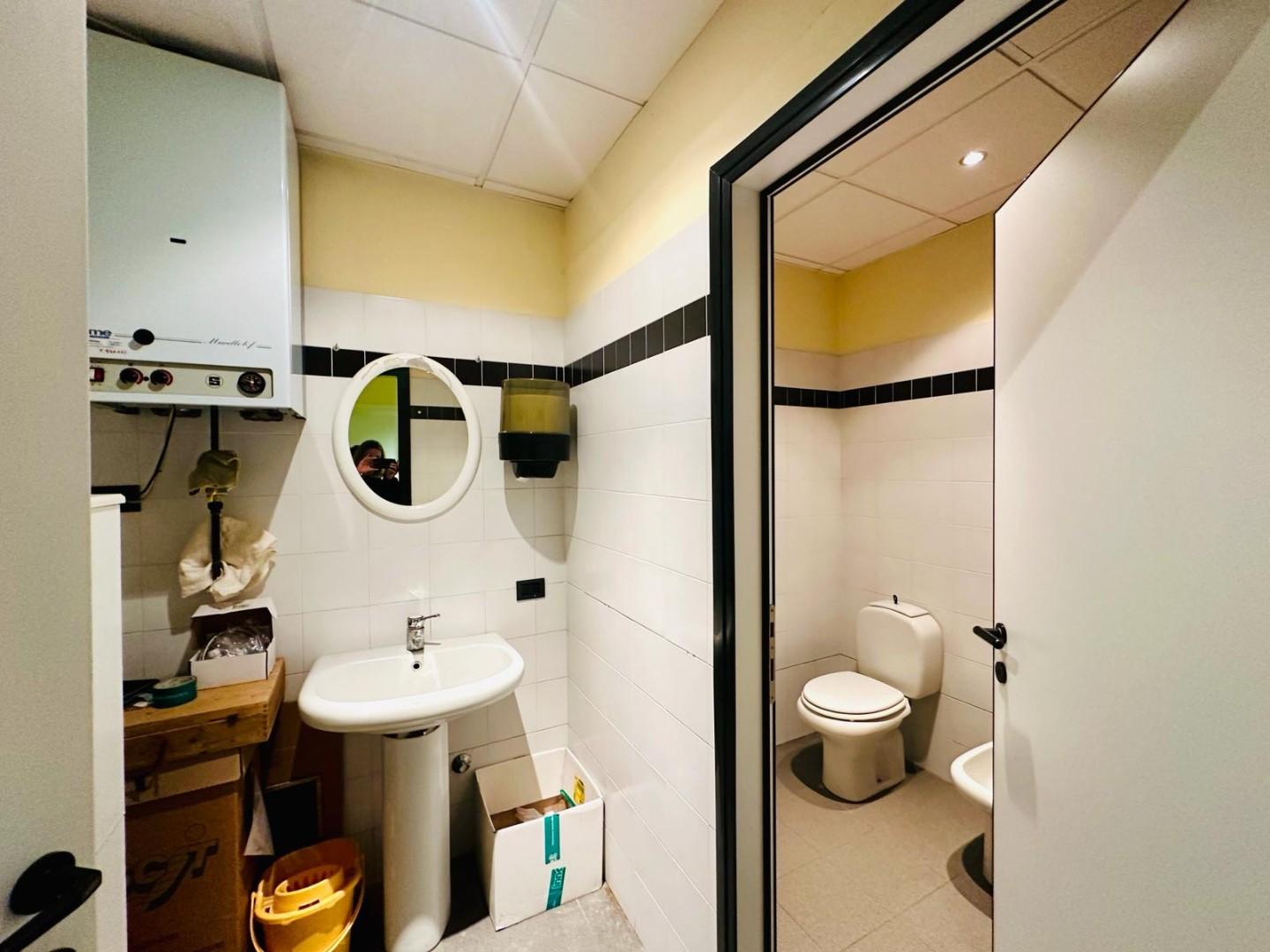 Immagine 6 di Ufficio in vendita  a Capannori