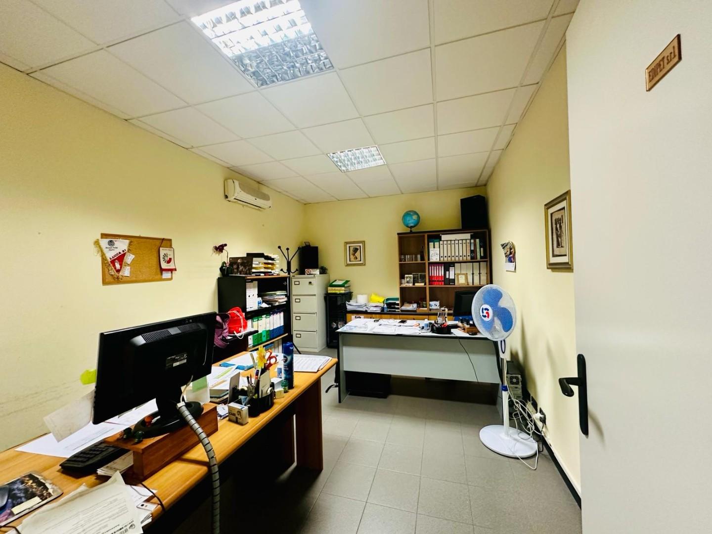 Immagine 5 di Ufficio in vendita  a Capannori