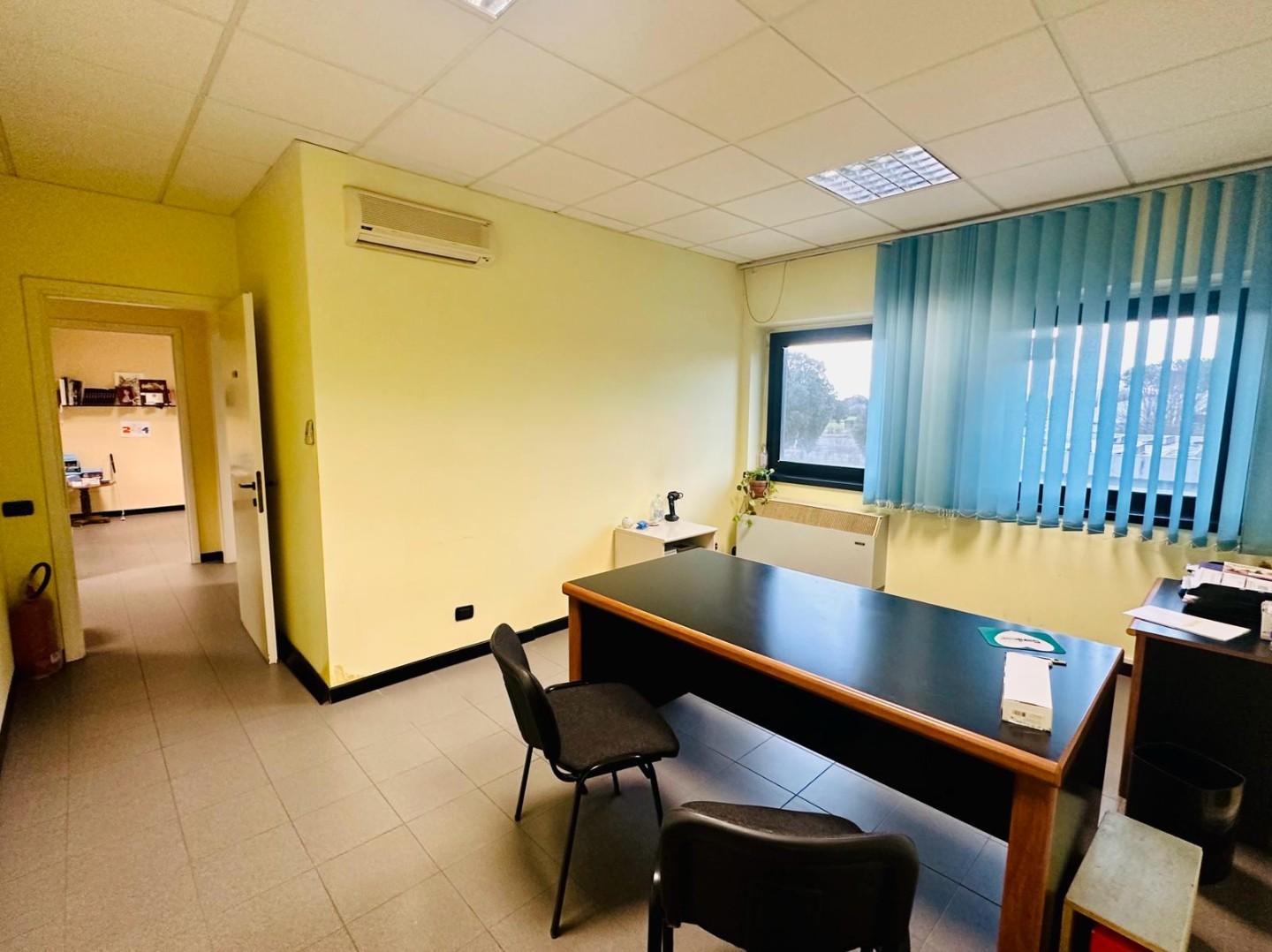 Immagine 3 di Ufficio in vendita  a Capannori