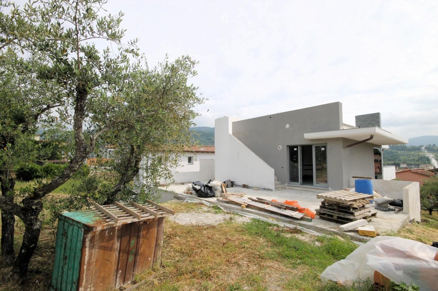 Immagine 7 di Villa in vendita  a Capannori