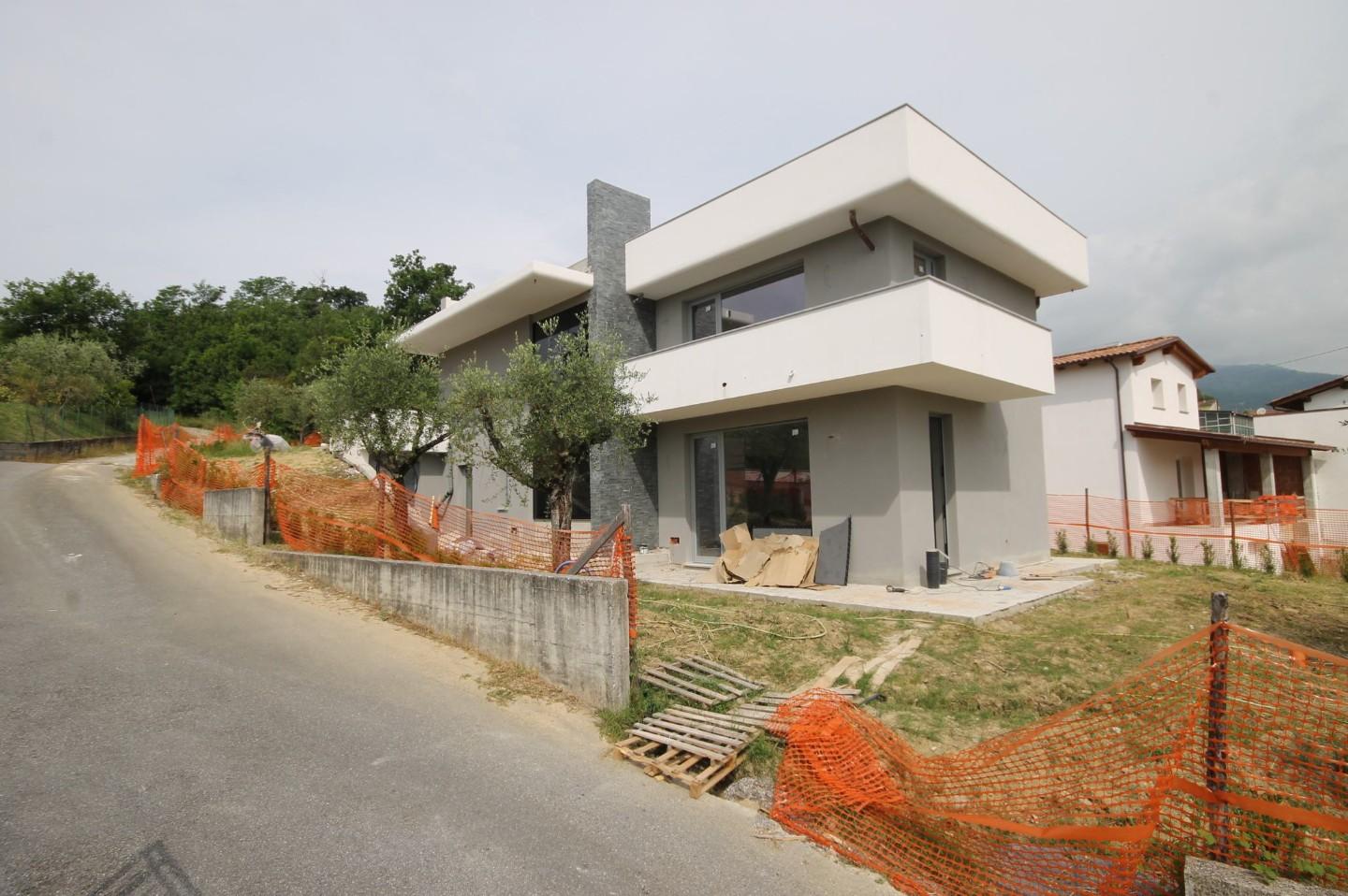 Immagine 11 di Villa in vendita  a Capannori