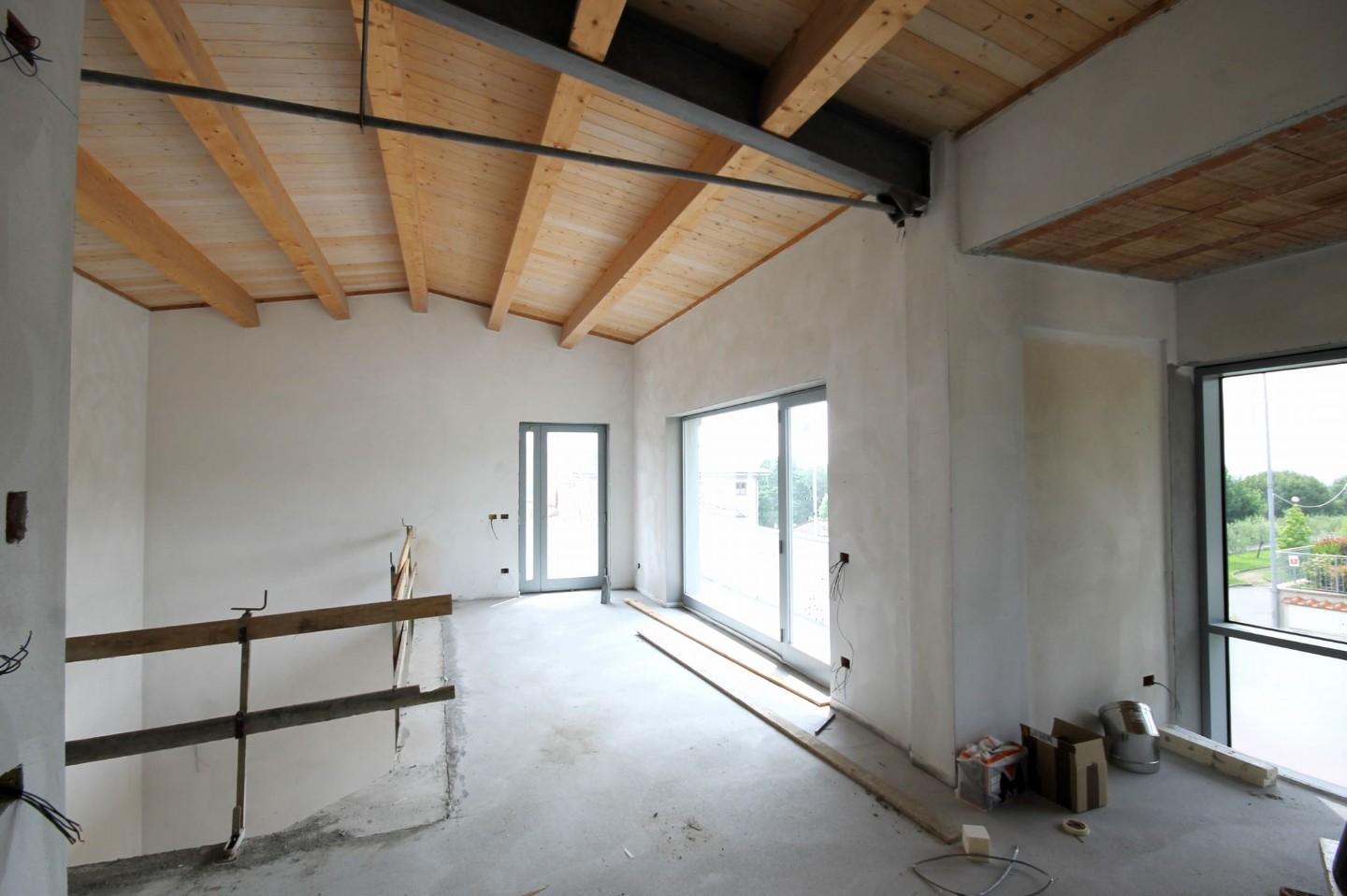 Immagine 10 di Villa in vendita  a Capannori