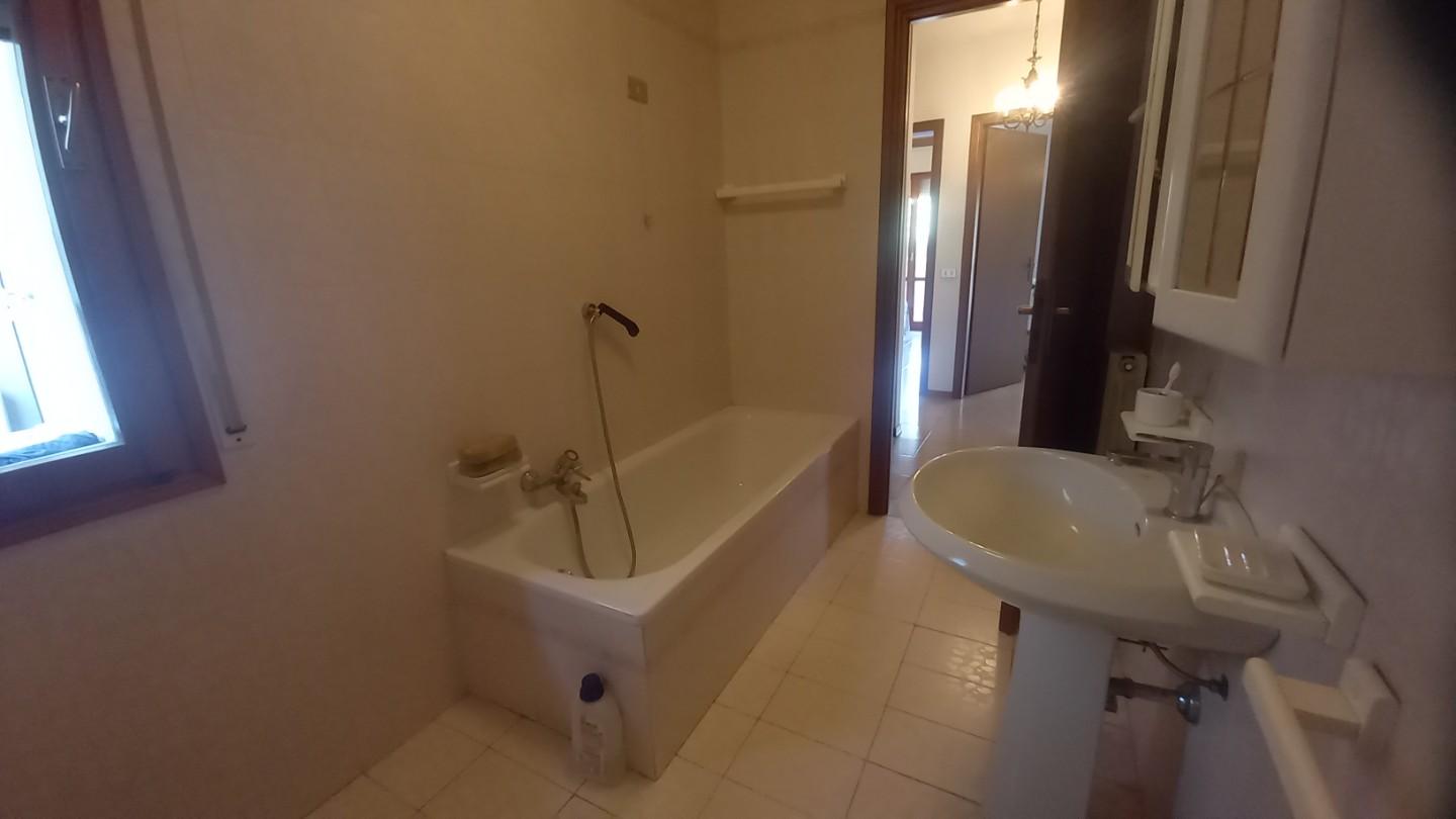 Immagine 13 di Appartamento in vendita  a Camaiore