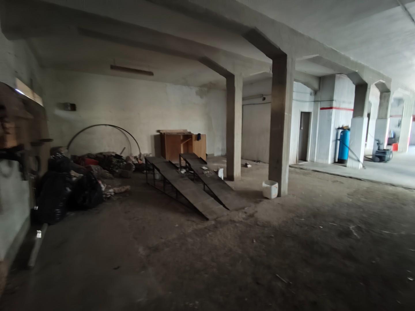 Immagine 11 di Magazzino in vendita  a Lucca