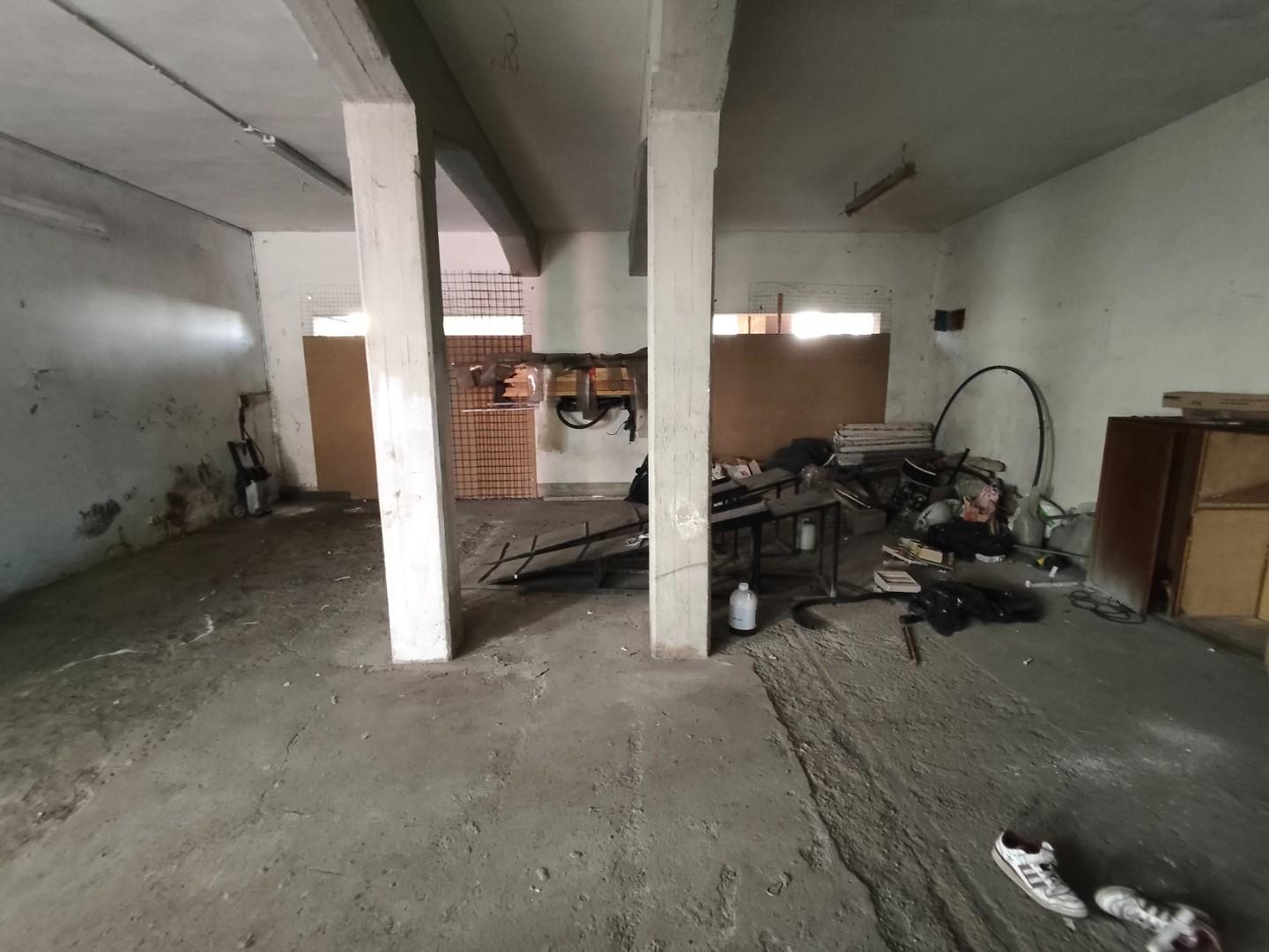 Immagine 9 di Magazzino in vendita  a Lucca