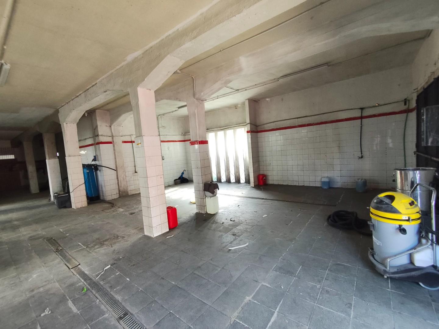 Immagine 3 di Magazzino in vendita  a Lucca