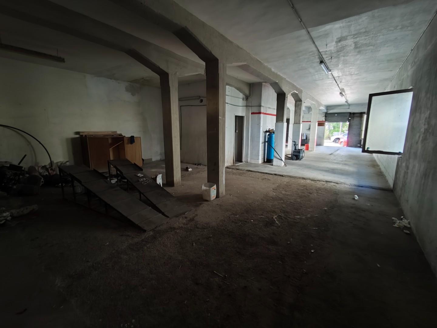 Immagine 10 di Magazzino in vendita  a Lucca