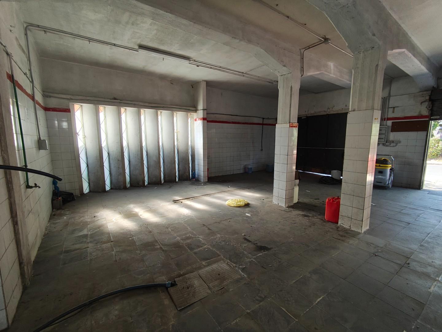 Immagine 12 di Magazzino in vendita  a Lucca