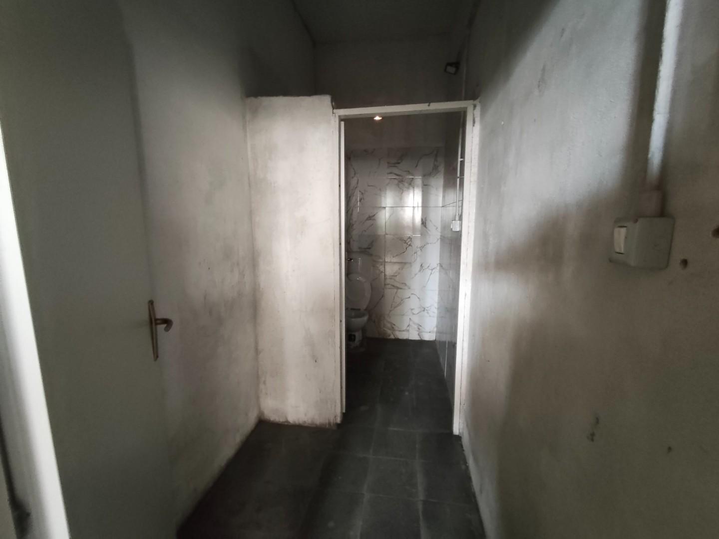 Immagine 7 di Magazzino in vendita  a Lucca