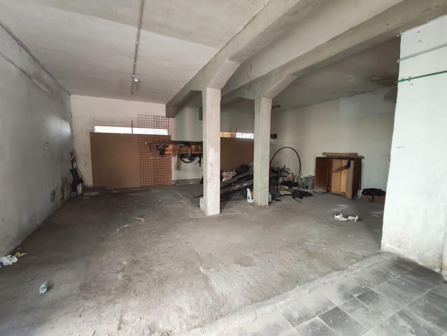 Immagine 5 di Magazzino in vendita  a Lucca