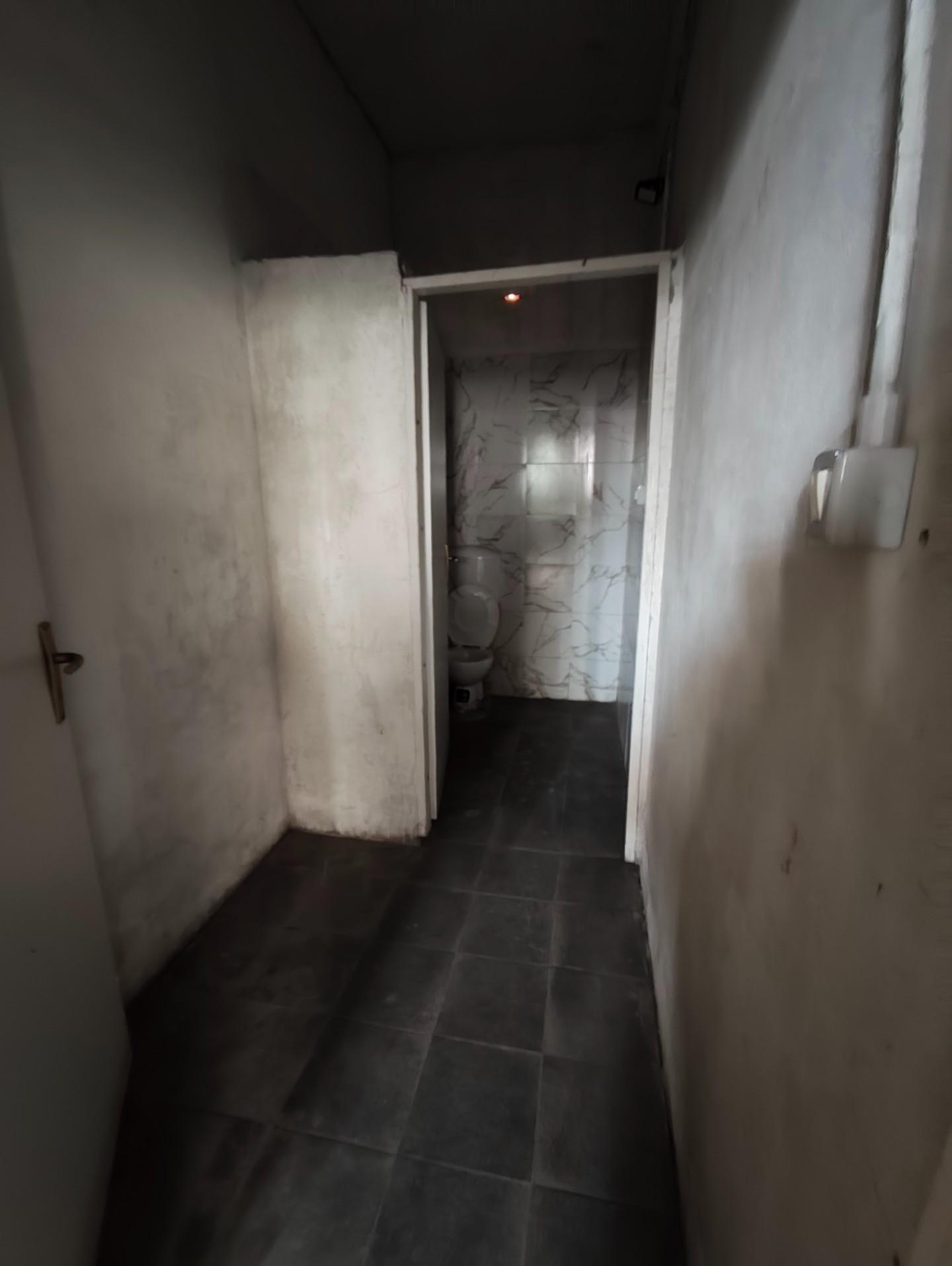 Immagine 8 di Magazzino in vendita  a Lucca