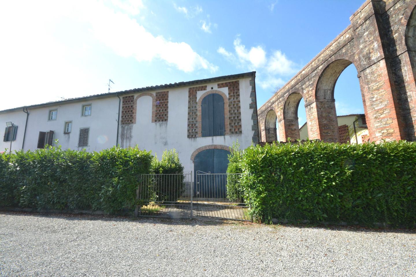 Immagine 20 di Casa bifamiliare in vendita  a Capannori