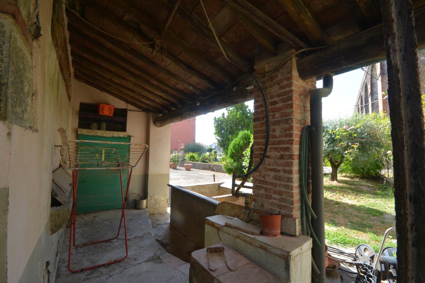 Immagine 21 di Casa bifamiliare in vendita  a Capannori