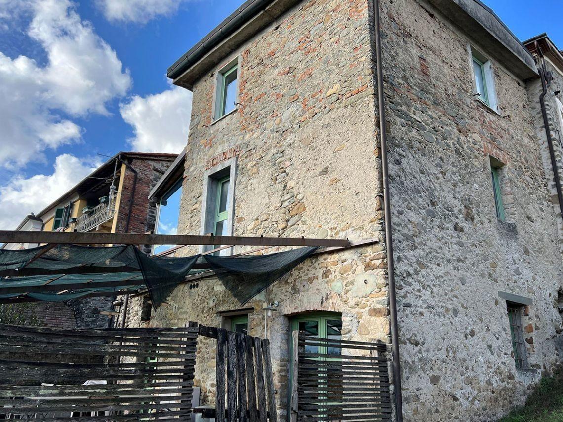 Immagine 14 di Casa colonica in vendita  a Licciana Nardi