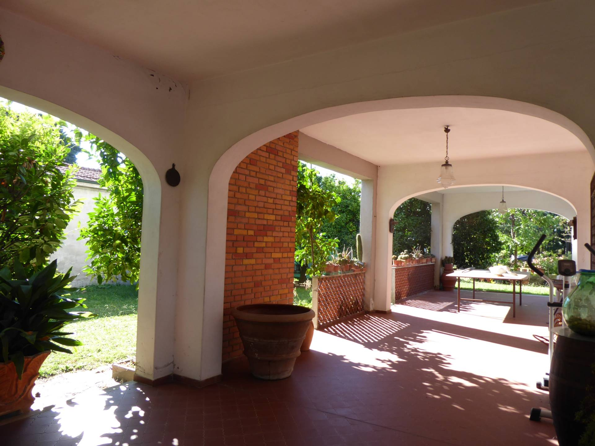 Immagine 2 di Villa in vendita  a Vecchiano