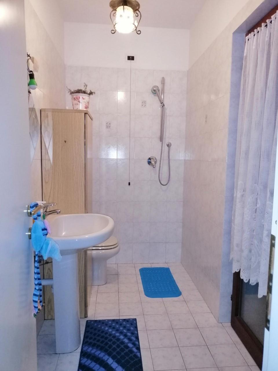 Immagine 8 di Villetta a schiera in vendita  a Massa