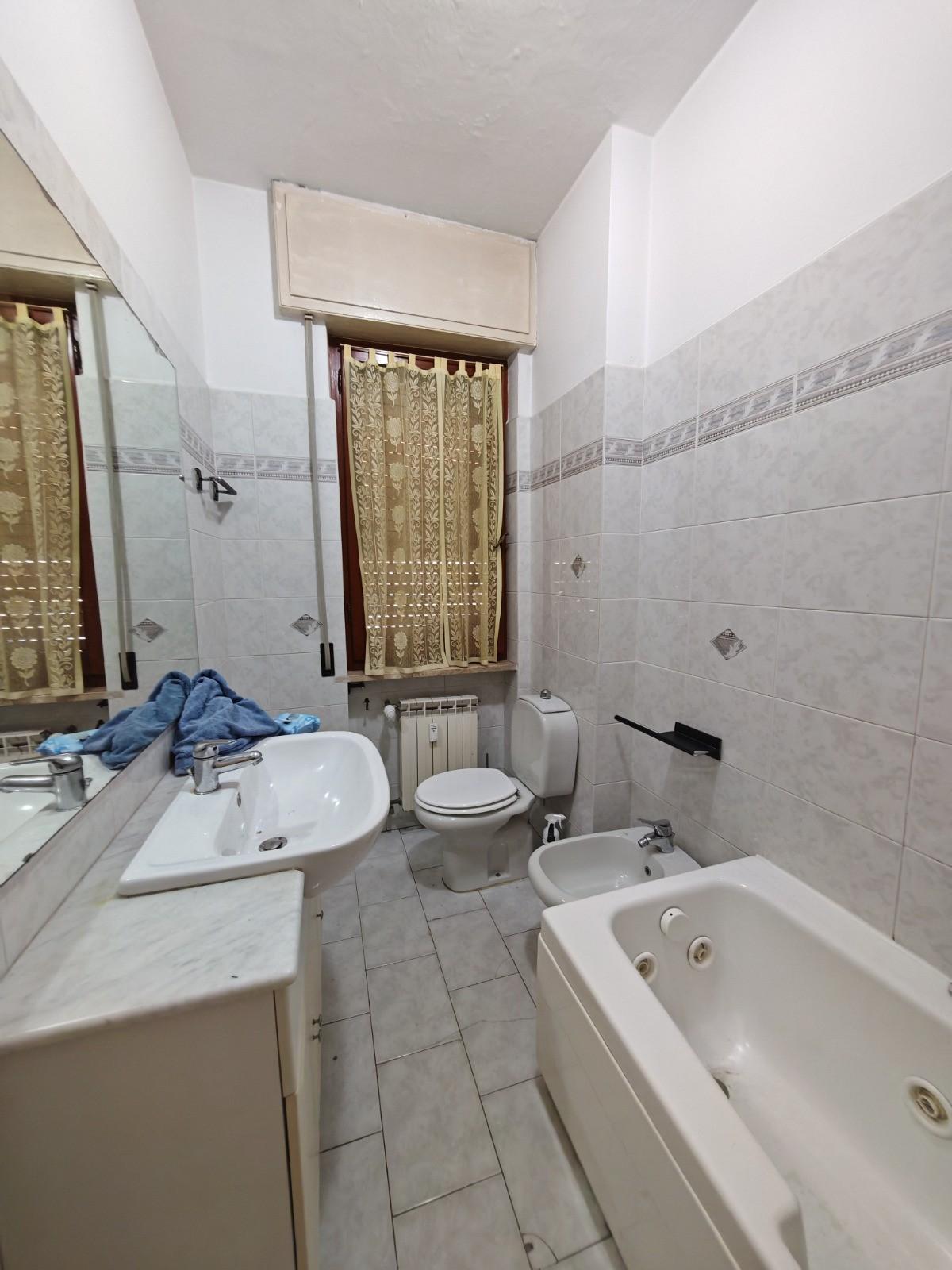 Immagine 30 di Appartamento in affitto  a Carrara