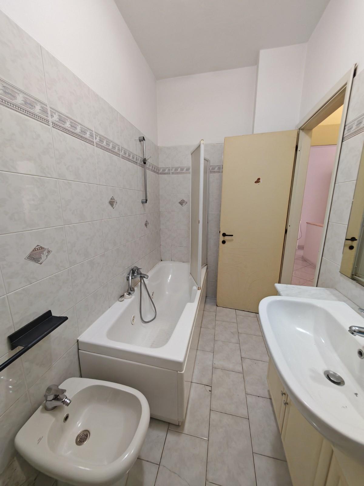 Immagine 31 di Appartamento in affitto  a Carrara