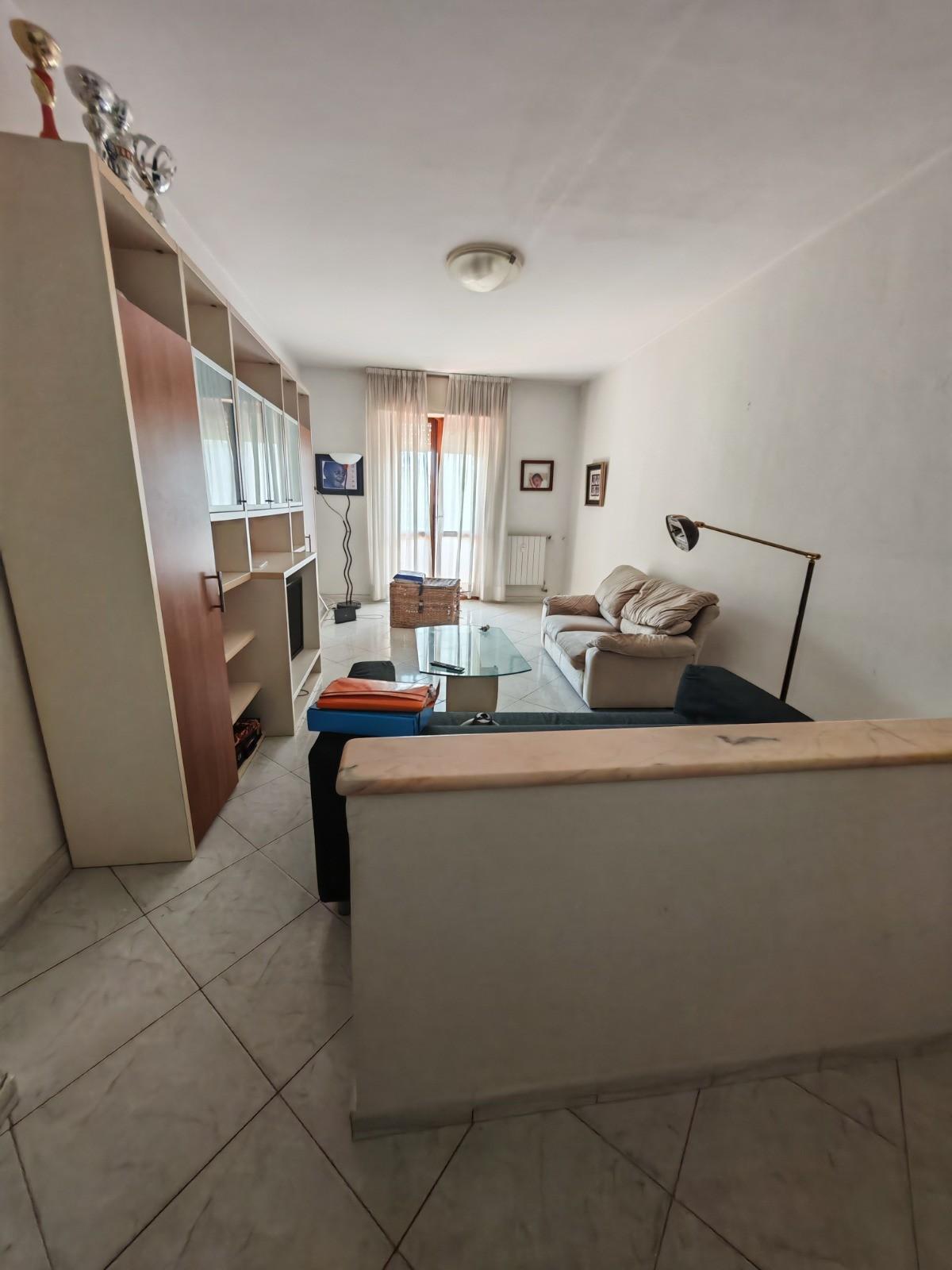 Immagine 1 di Appartamento in affitto  a Carrara