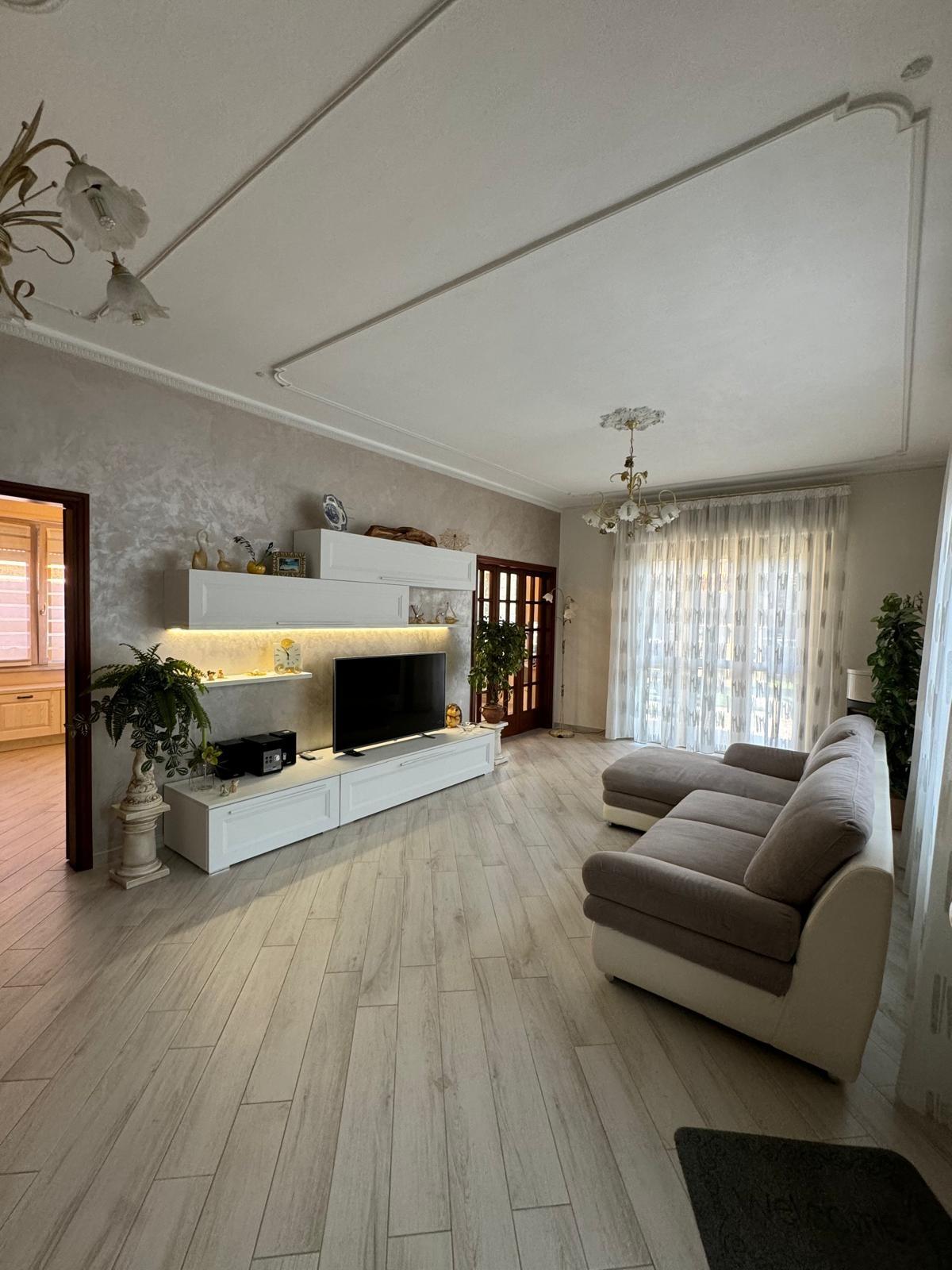 Immagine 8 di Villa in vendita  a Capannori