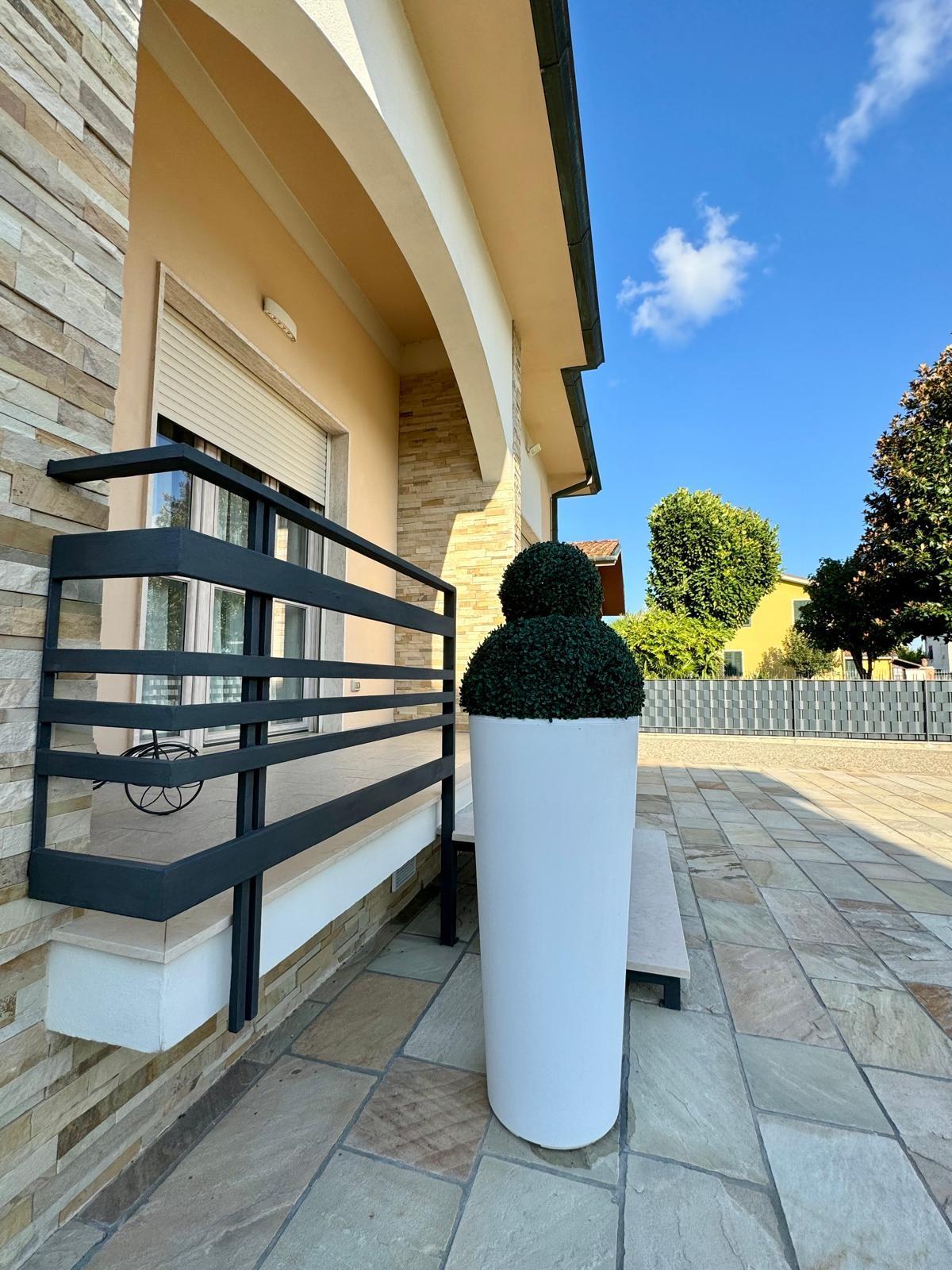 Immagine 52 di Villa in vendita  a Capannori