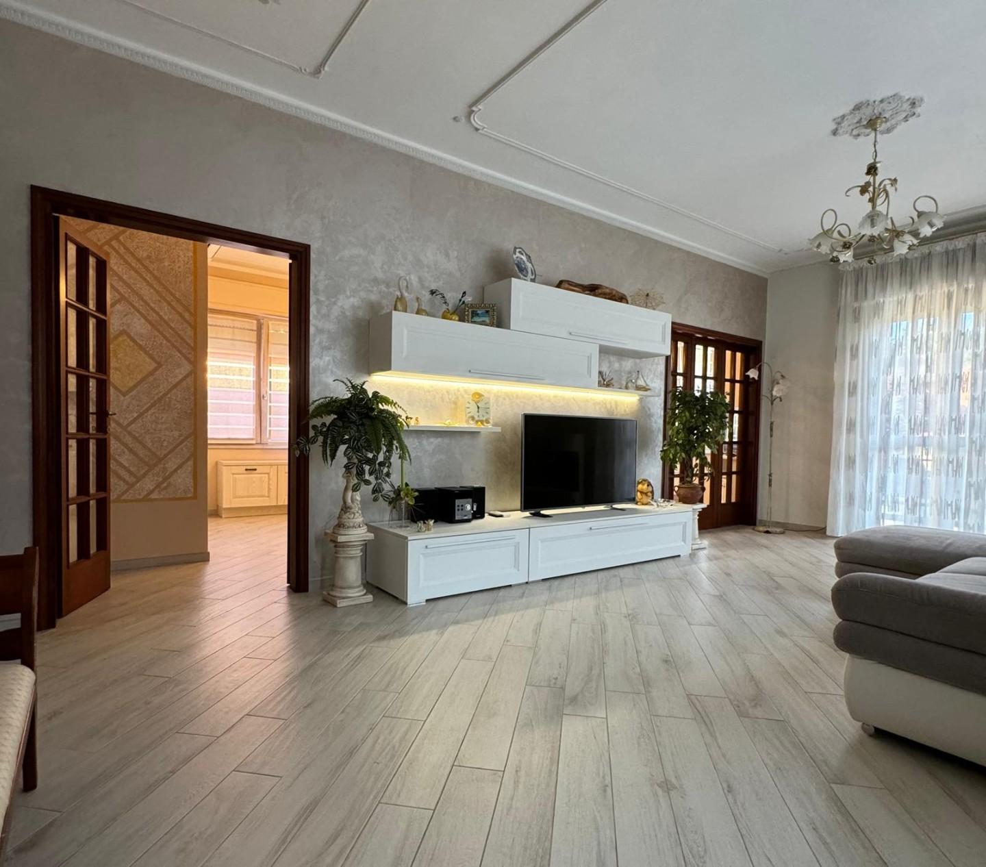 Immagine 2 di Villa in vendita  a Capannori