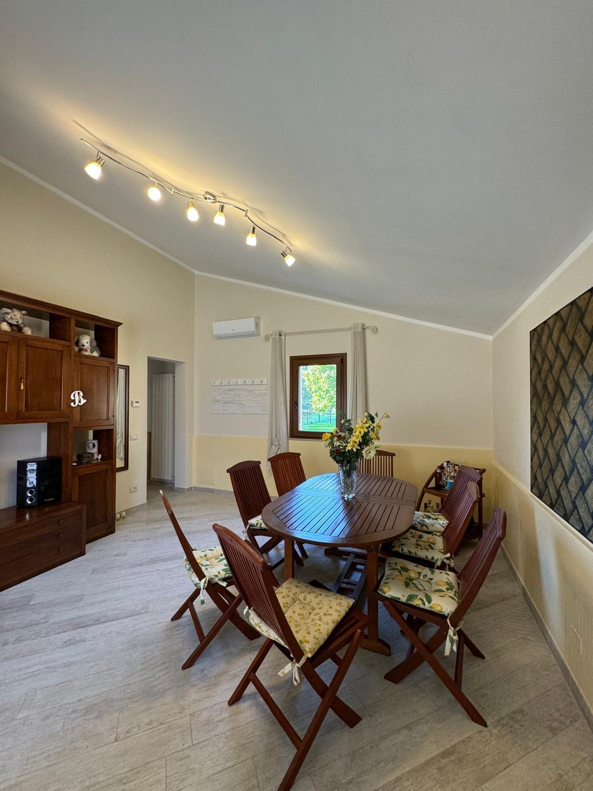 Immagine 58 di Villa in vendita  a Capannori