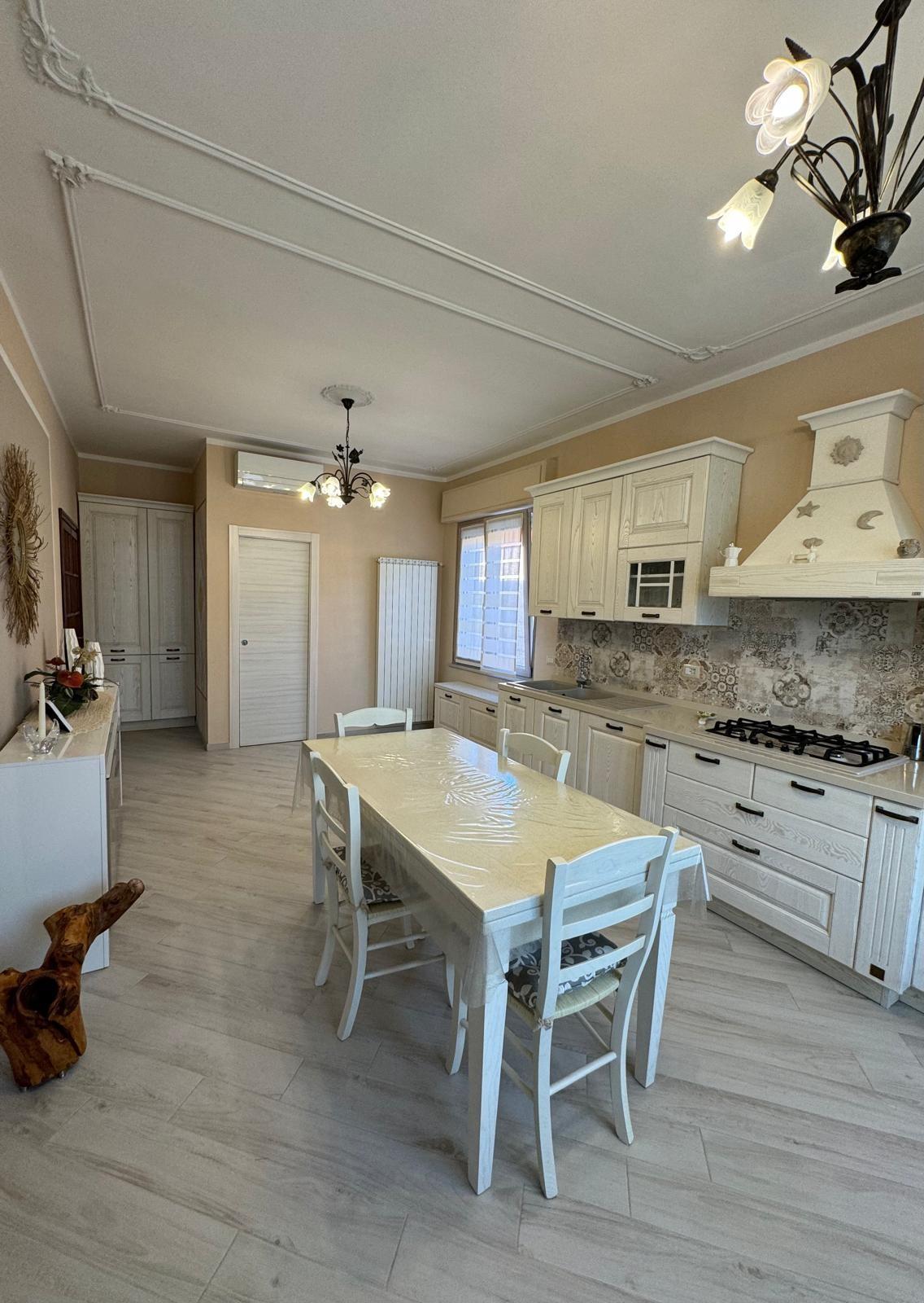 Immagine 9 di Villa in vendita  a Capannori