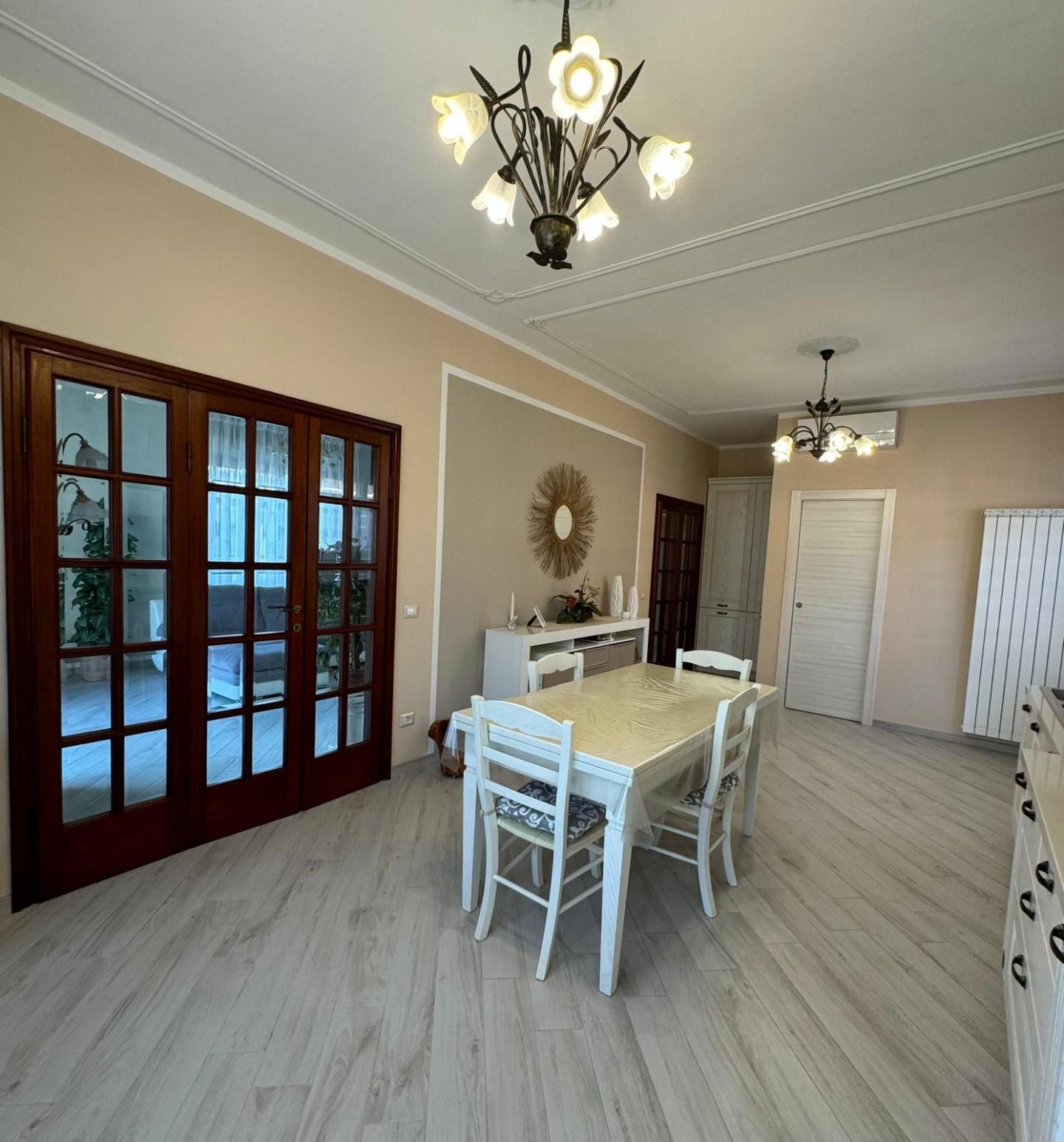 Immagine 46 di Villa in vendita  a Capannori